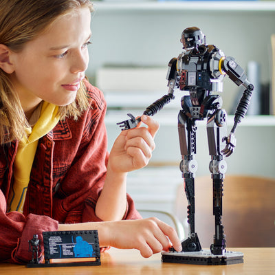 Droide di sicurezza K-2SO™fotografia ragazza che tiene il set lego tra le mani