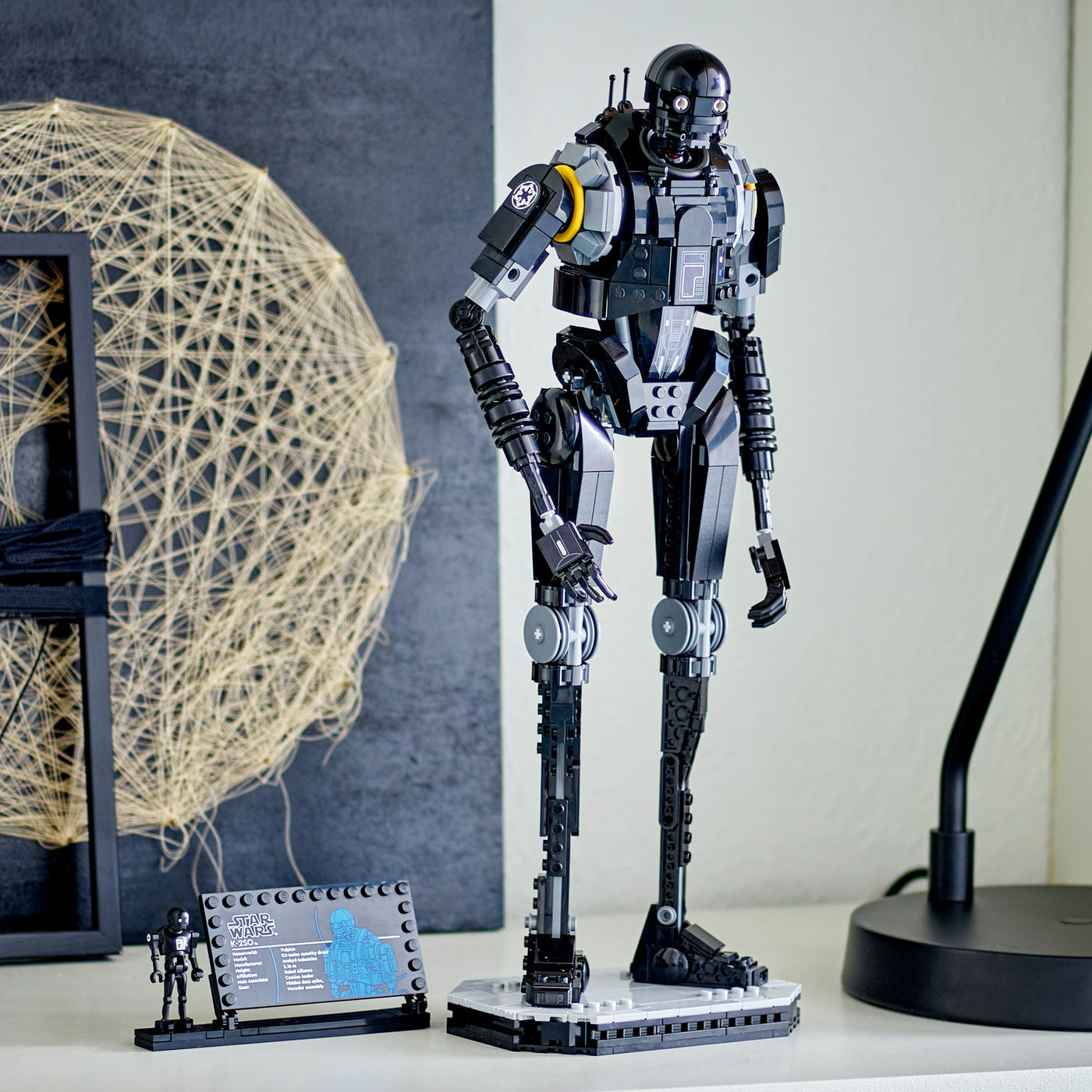 Droide di sicurezza K-2SO™ fotografia del set lego costruito in ambiente domestico da esposizione