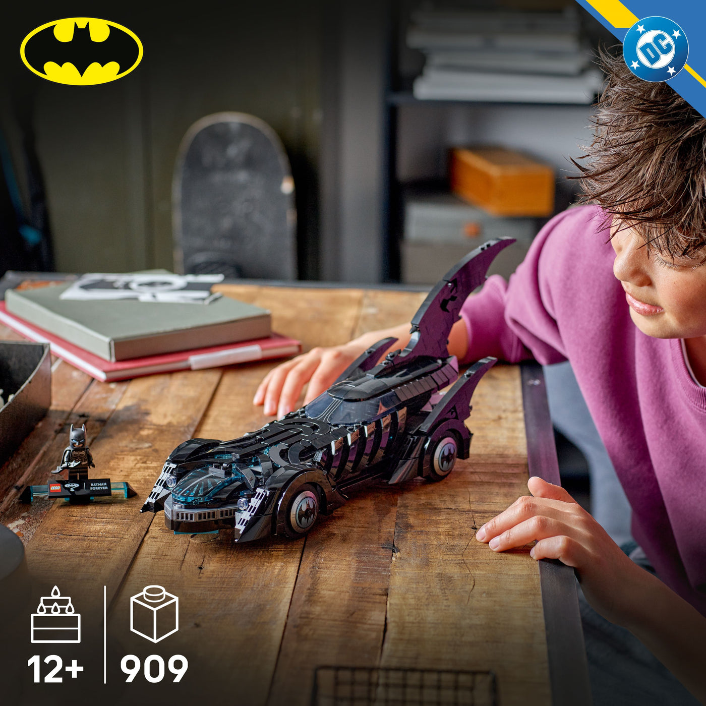 Batmobile™ Batman Forever™ fotografia bambino con set lego in ambiente domestico da esposizione