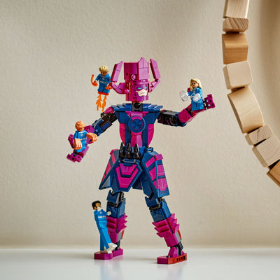 Fantastici Quattro contro personaggio costruibile di Galactus fotografia del set lego costruito in ambiente domestico da esposizione