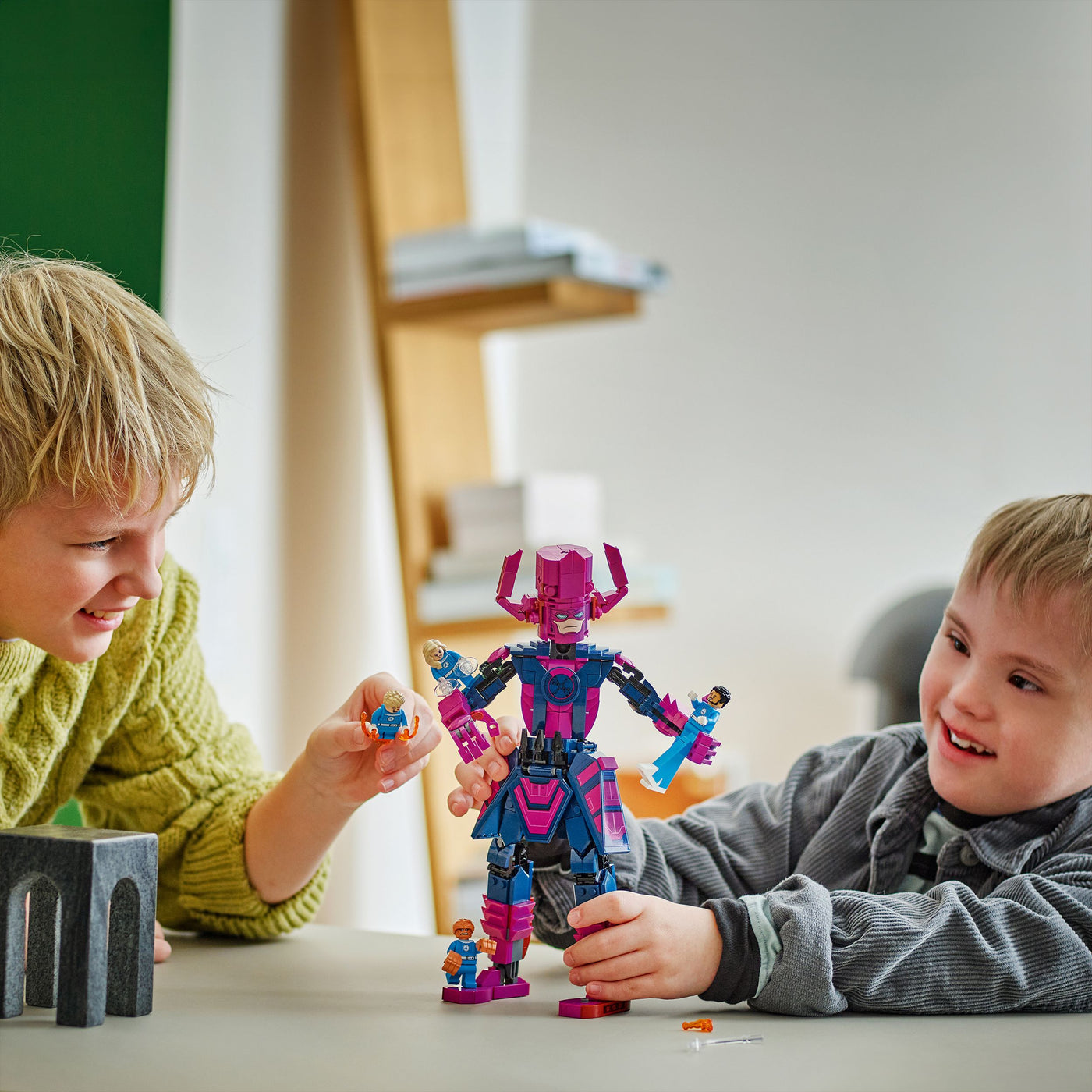 Fantastici Quattro contro personaggio costruibile di Galactus fotografia bambini che giocano con il set lego costruito