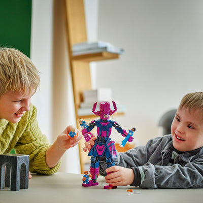 Fantastici Quattro contro personaggio costruibile di Galactus fotografia bambini che giocano con il set lego costruito