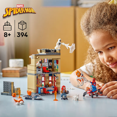 Appartamento di Peter Parker fotografia bambina che gioca con il set lego costruito