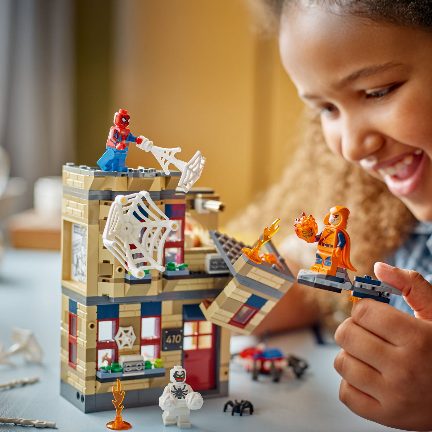 Appartamento di Peter Parker fotografia bambina che gioca con il set lego costruito