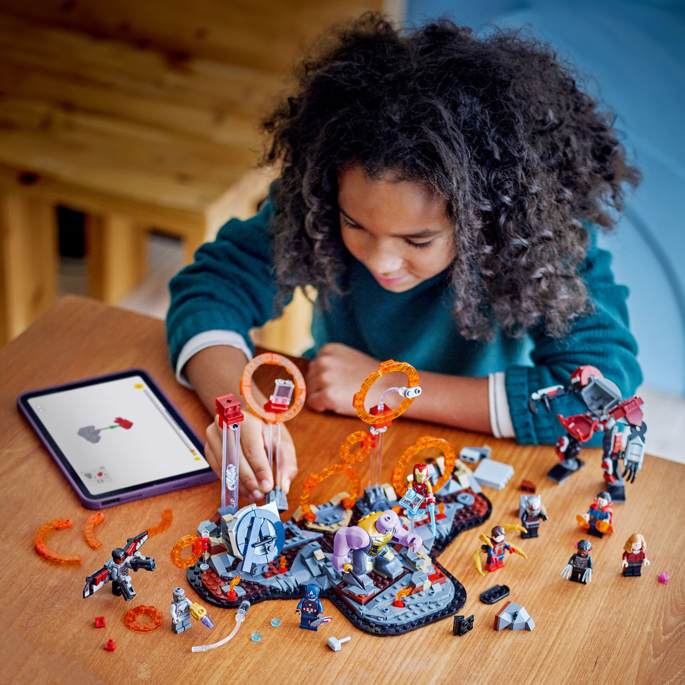 Avengers: Endgame La battaglia finale fotografia dall'alto del set lego in costruzione con bambina