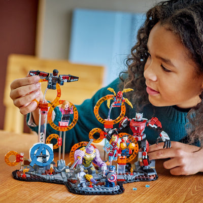 Avengers: Endgame La battaglia finale fotografia bambina che gioca con il set lego costruito