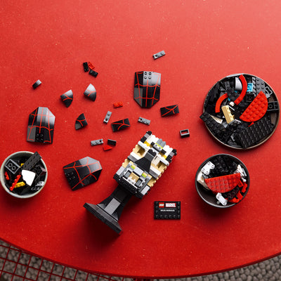 Maschera di Miles Morales fotografia dall'alto del set lego in costruzione