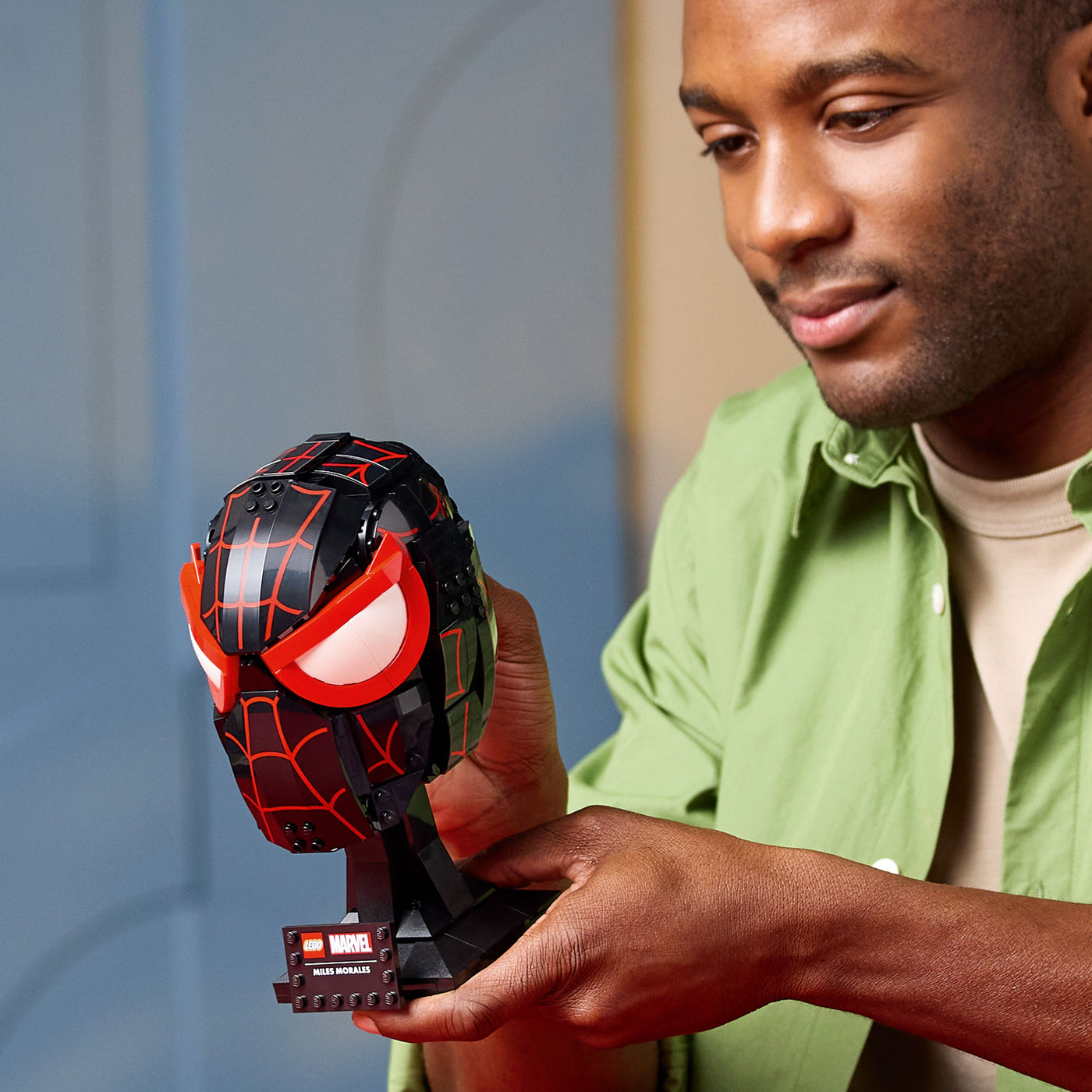Maschera di Miles Morales fotografia uomo con il set lego