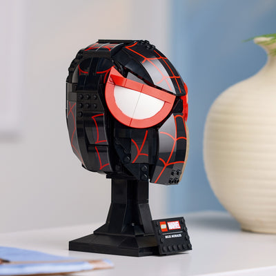 Maschera di Miles Morales fotografia del set lego costruito in ambiente domestico da esposizione