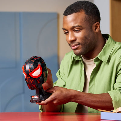 Maschera di Miles Morales fotografia uomo che tiene tra le mani il set lego costruito