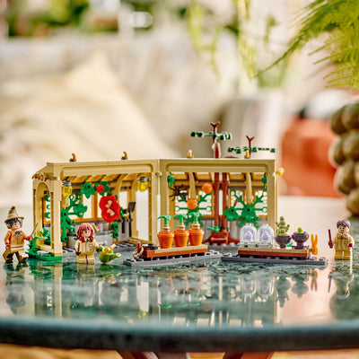 Castello di Hogwarts: lezione di erbologia fotografia del set lego costruito in ambiente domestico da esposizione