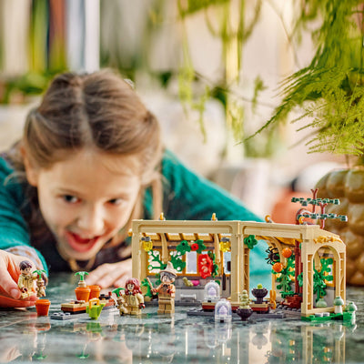 Castello di Hogwarts: lezione di erbologia fotografia bambina che gioca con il set lego costruito