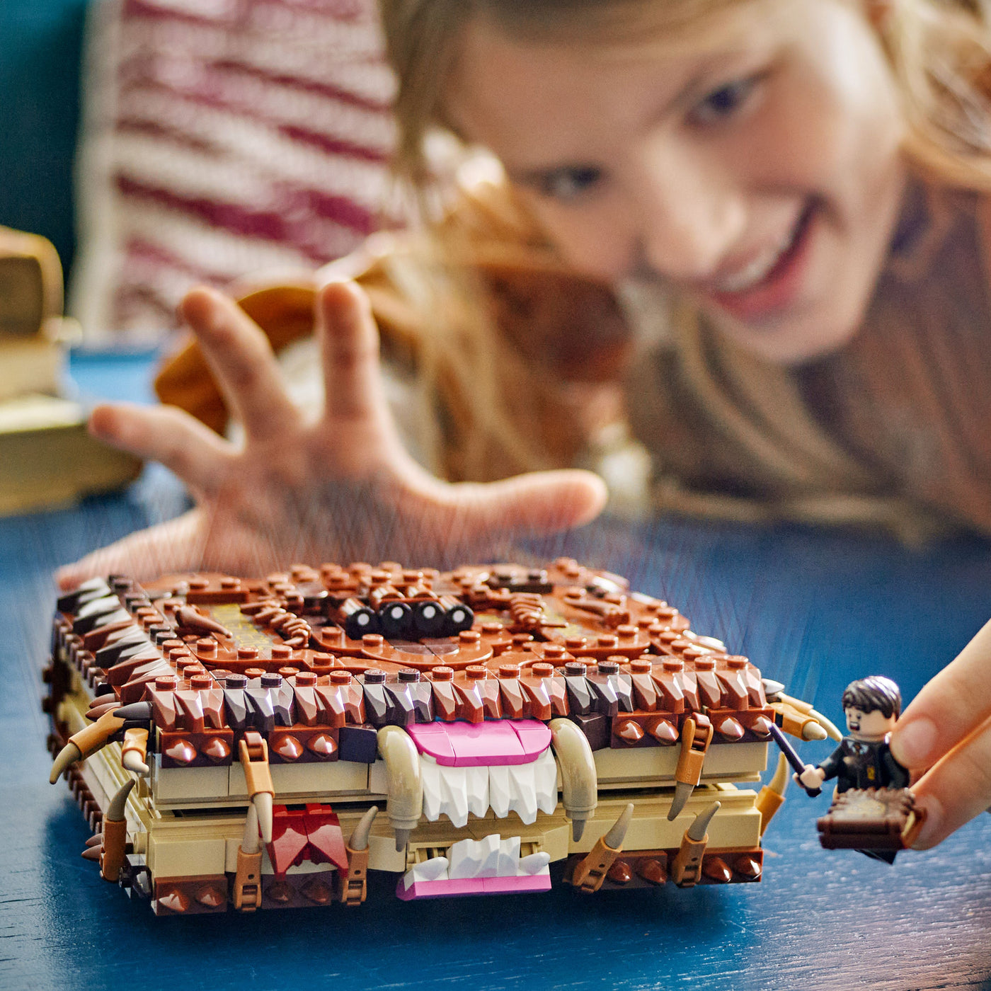 Il Libro Mostro dei mostri azzannante fotografia bambina che gioca con il set lego in primo piano