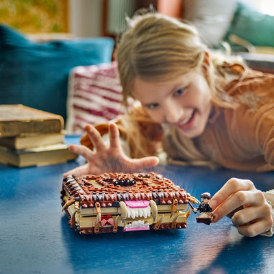 Il Libro Mostro dei mostri azzannante fotografia bambina che gioca con il set lego