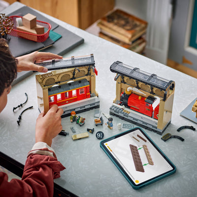 Book Nook: Espresso per Hogwarts™ fotografia dall'alto del set lego in costruzione
