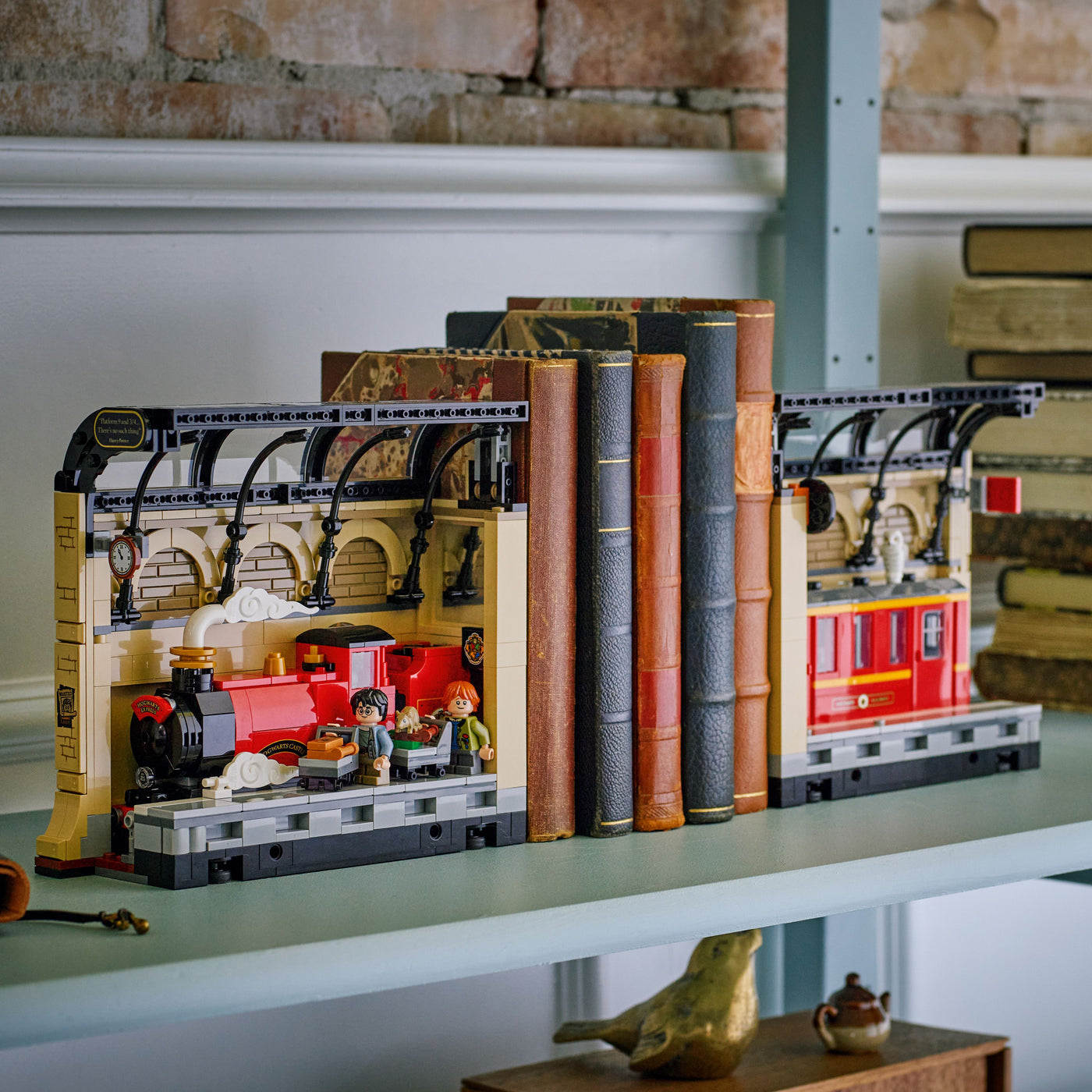 Book Nook: Espresso per Hogwarts™ fotografia del set lego in ambiente domestico da esposizione