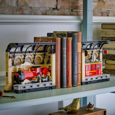 Book Nook: Espresso per Hogwarts™ fotografia del set lego in ambiente domestico da esposizione