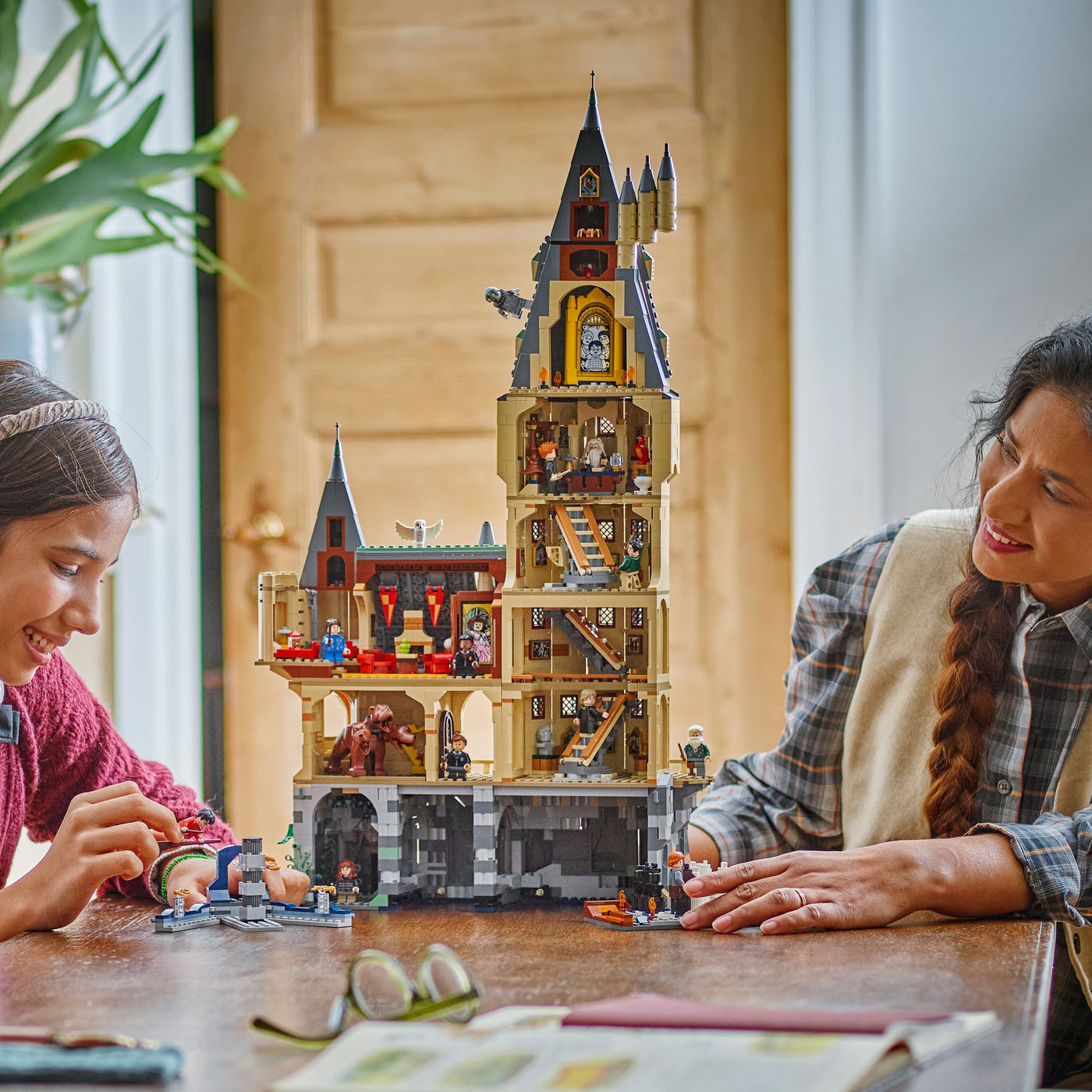 Castello di Hogwarts™: Torre della grande scalinata principale ftoografia ragazza e donna con set lego tra le mani