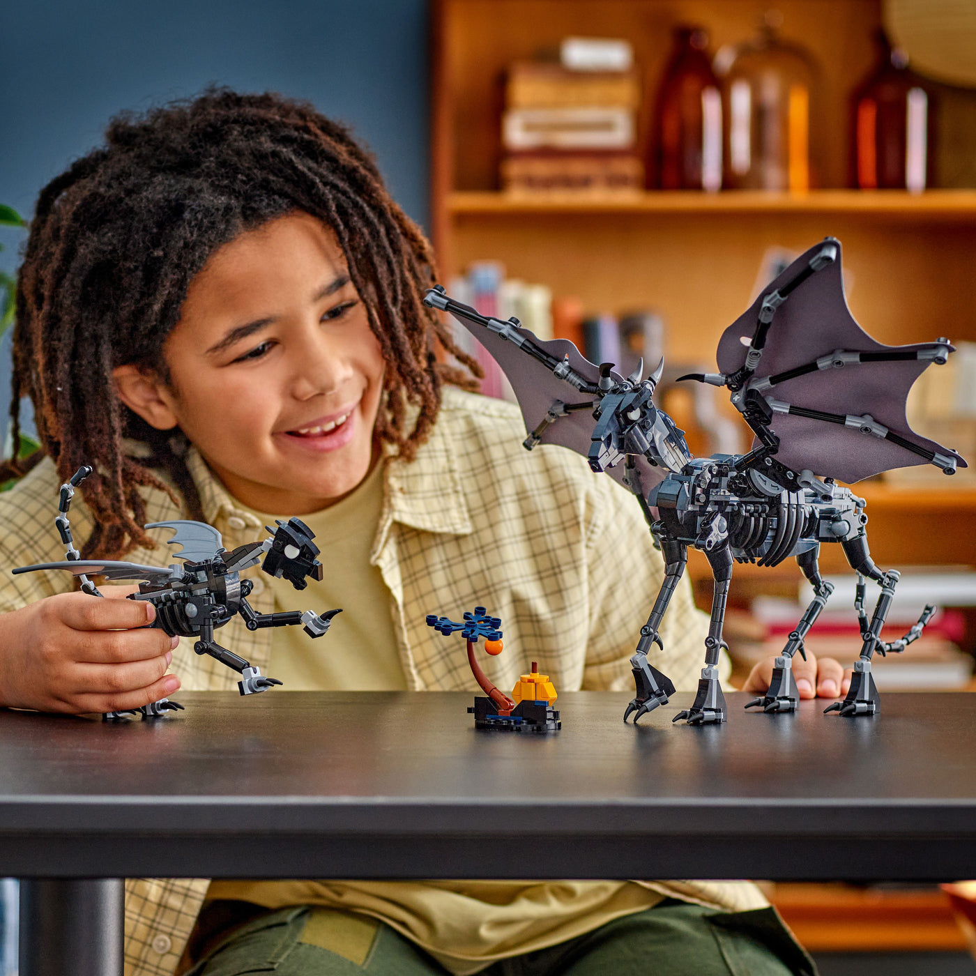 Famiglia di Thestral fotografia bambino che gioca con il set lego costruito