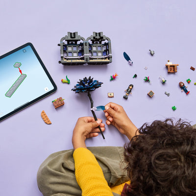Fiore di dalia nero fotografia dall'alto del set lego in costruzione