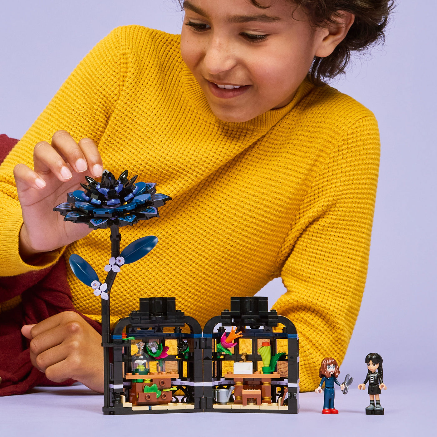 Fiore di dalia nero fotografia bambina con il set lego costruito