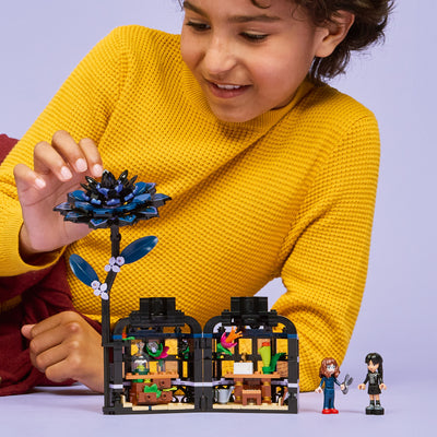 Fiore di dalia nero fotografia bambina con il set lego costruito