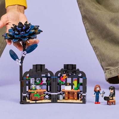 Fiore di dalia nero fotografia del set lego costruito con sfondo viola