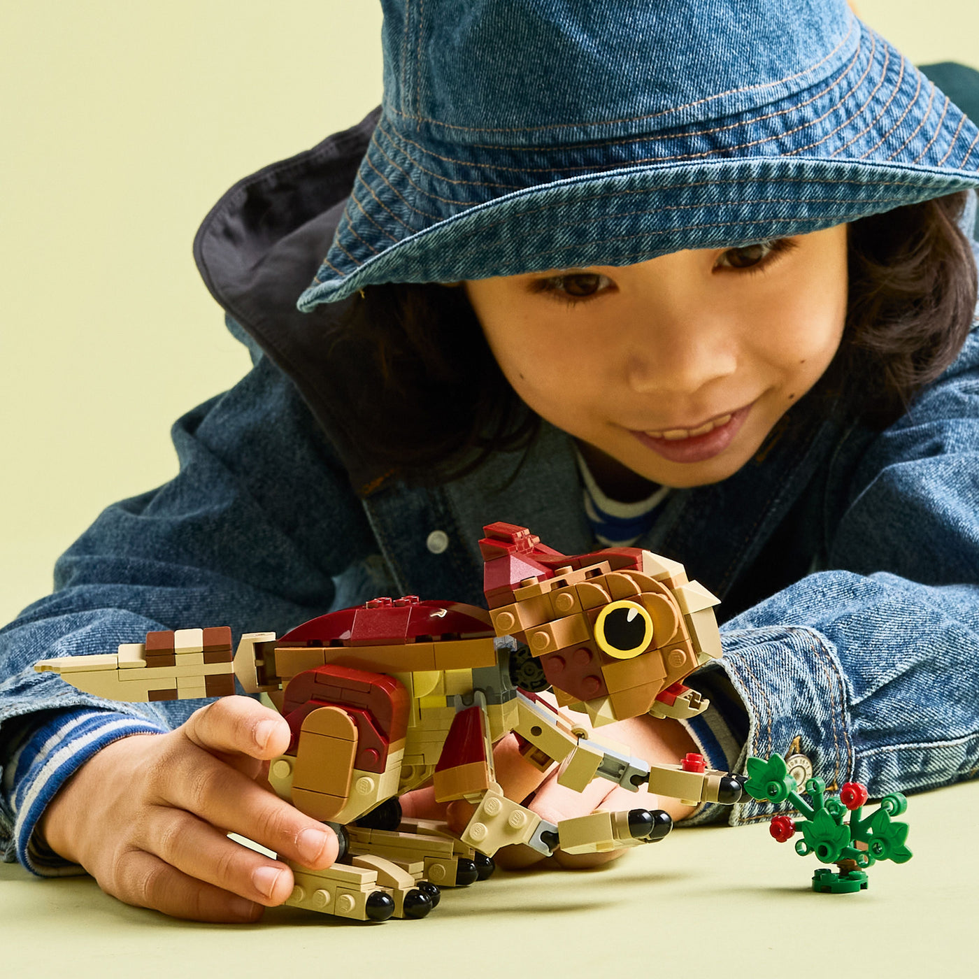Dinosauro cucciolo Dolores: Aquilops fotografia bambina che gioca con il set lego