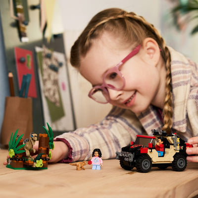 Fuga dal Raptor sul fuoristrada fotografia bambina che gioca con il set lego