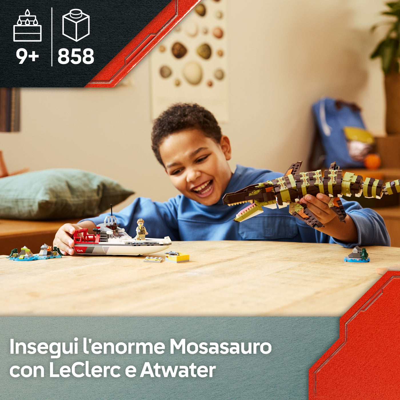 L’attacco del Mosasauro in mattoncini fotografia bambino che gioca con il set lego "Insegui l'enorme Mosasauro con LeClerc e Atwater"