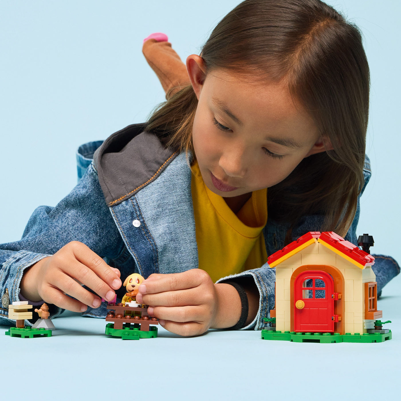 La casetta di Dora fotografia bambina che gioca con il set lego