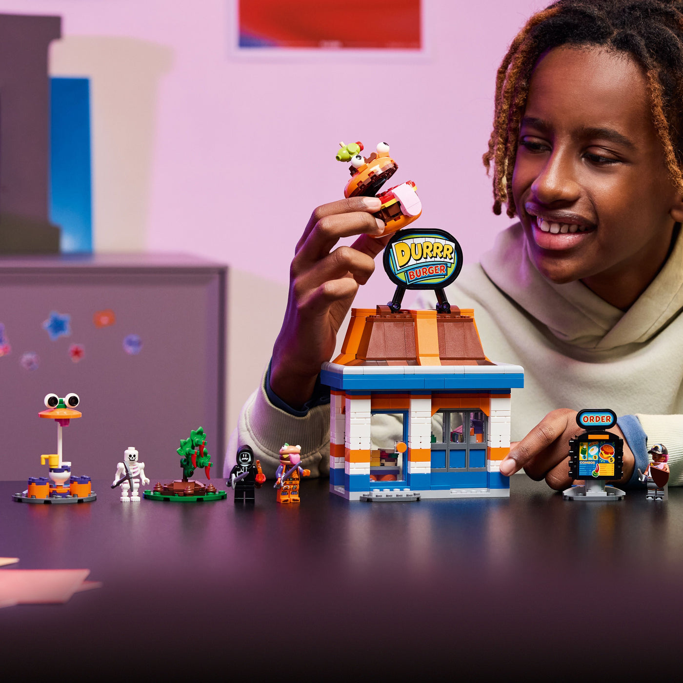 Ristorante di Durrr Burger fotografia ragazzo che gioca con il set lego costruito