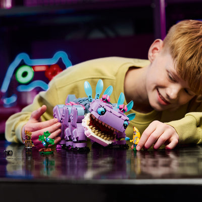 Klombo fotografia bambino che gioca con il set lego costruito
