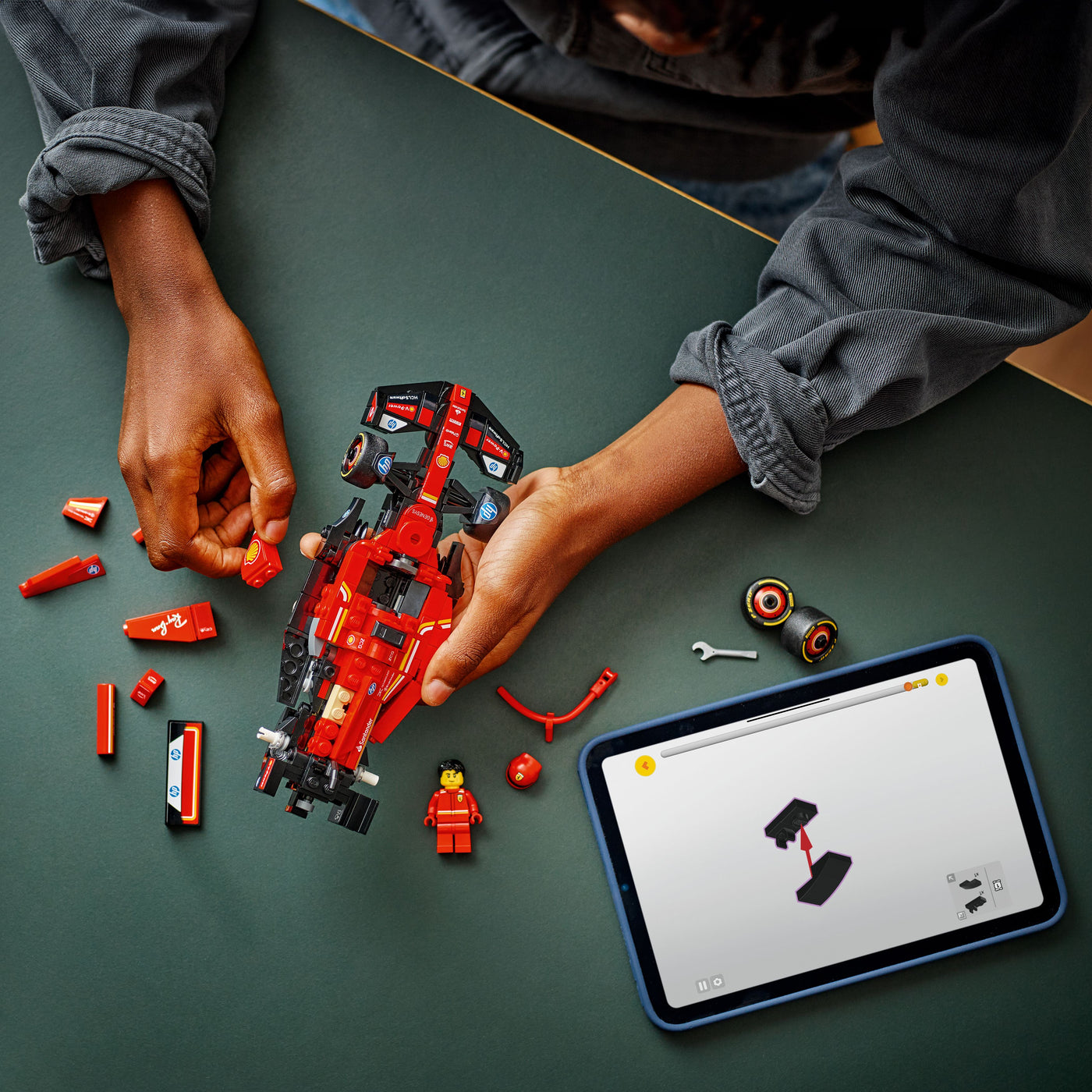 Auto da corsa F1® Ferrari SF-24 fotografia dall'alto del set lego in costruzione