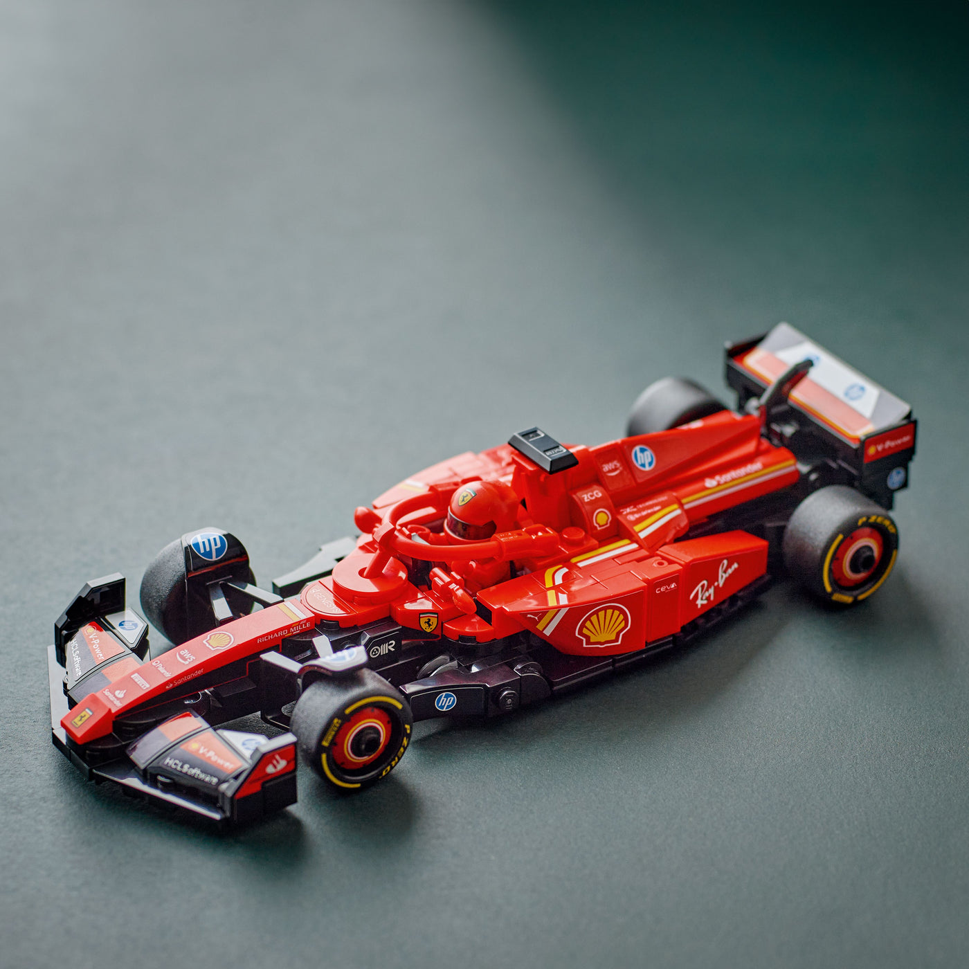 Auto da corsa F1® Ferrari SF-24 fotografia con prospettiva laterale del set lego costruito in ambiente domestico da esposizione
