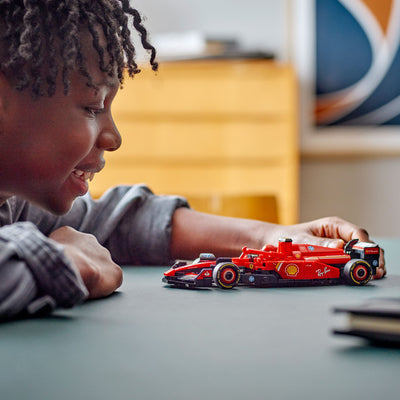 Auto da corsa F1® Ferrari SF-24 fotografia bambino che gioca con il set lego