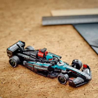 Auto da corsa Mercedes-AMG F1® W15 fotografia del set lego in ambiente domestico da esposizione