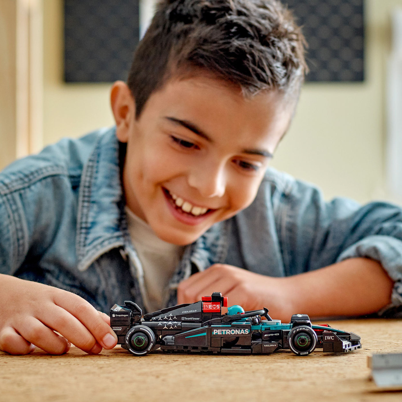 Auto da corsa Mercedes-AMG F1® W15 fotografia bambino che gioca con il set lego costruito