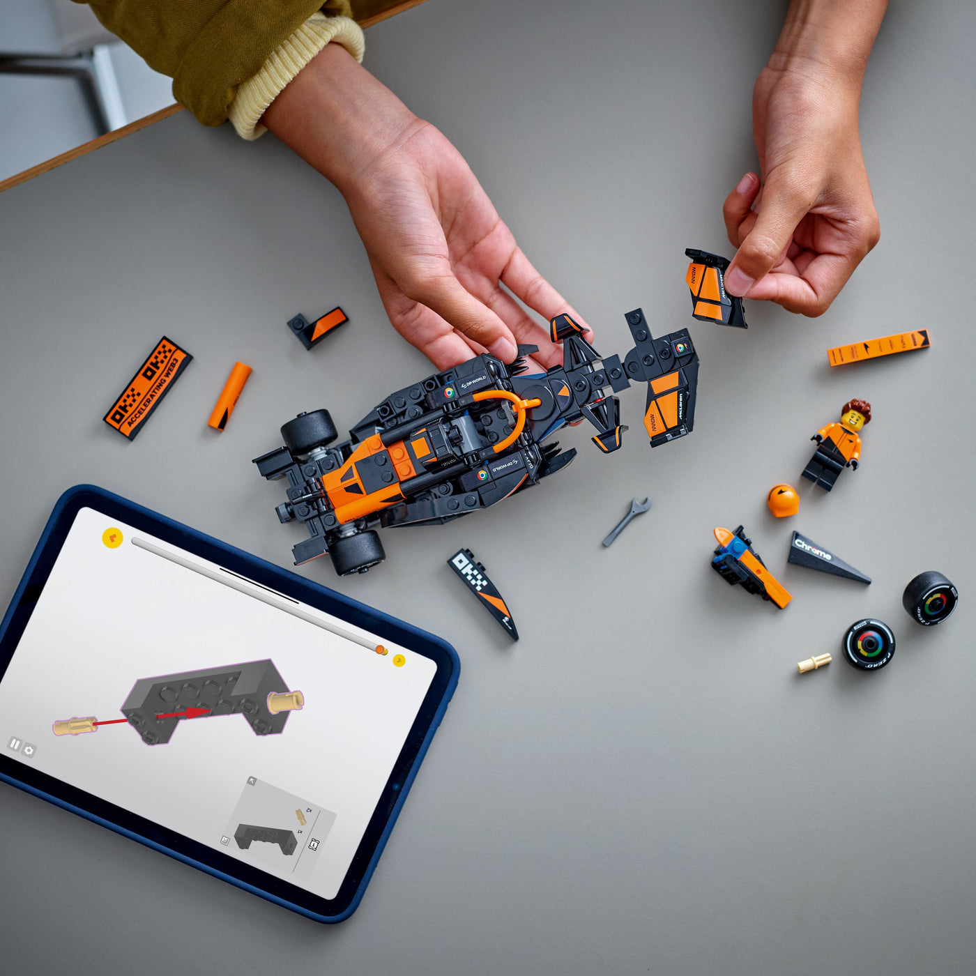 Auto da corsa McLaren F1® Team MCL38 fotografia dall'alto del set lego in costruzione