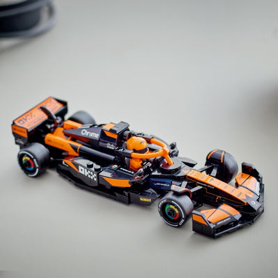 Auto da corsa McLaren F1® Team MCL38 fotografia del veicolo in ambiente domestico da esposizione
