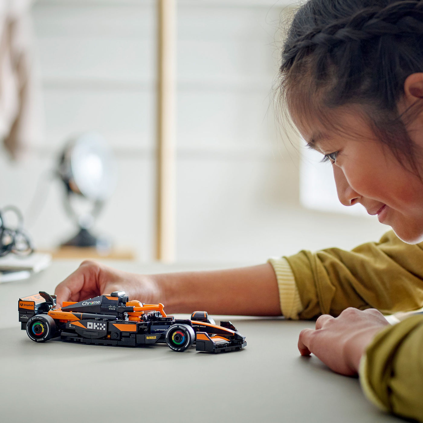 Auto da corsa McLaren F1® Team MCL38 fotografia ragazza che gioca con il set lego