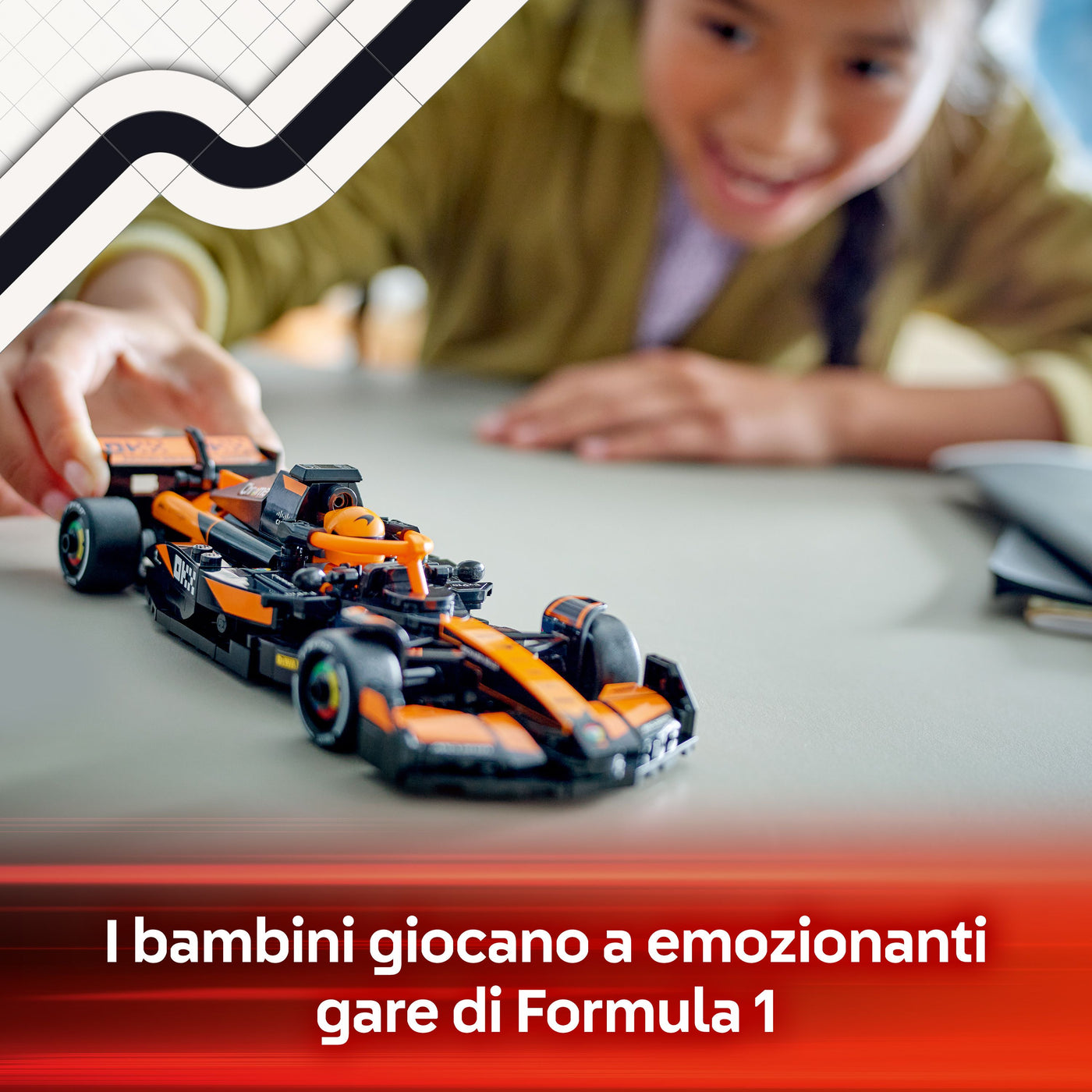 Auto da corsa McLaren F1® Team MCL38 fotografia promozionale "I bambini giocano a emozionanti gare di Formula1"