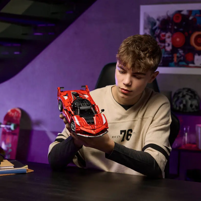 Ferrari FXX K fotografia del set lego costruito, tenuto tra le mani da un ragazzo