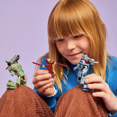 Iron Man e War Machine contro i droni di Hammer fotografia bambina che gioca con il set lego appoggiato alle ginocchia