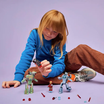 Iron Man e War Machine contro i droni di Hammer fotografia frontale di una bambina che gioca con il set lego costruito