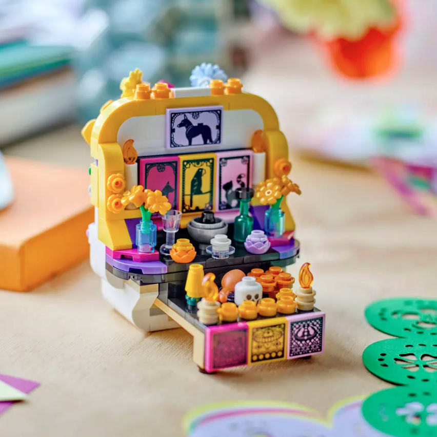 Altare dei morti fotografia del retro del set lego costruito in ambiente domestico da esposizione