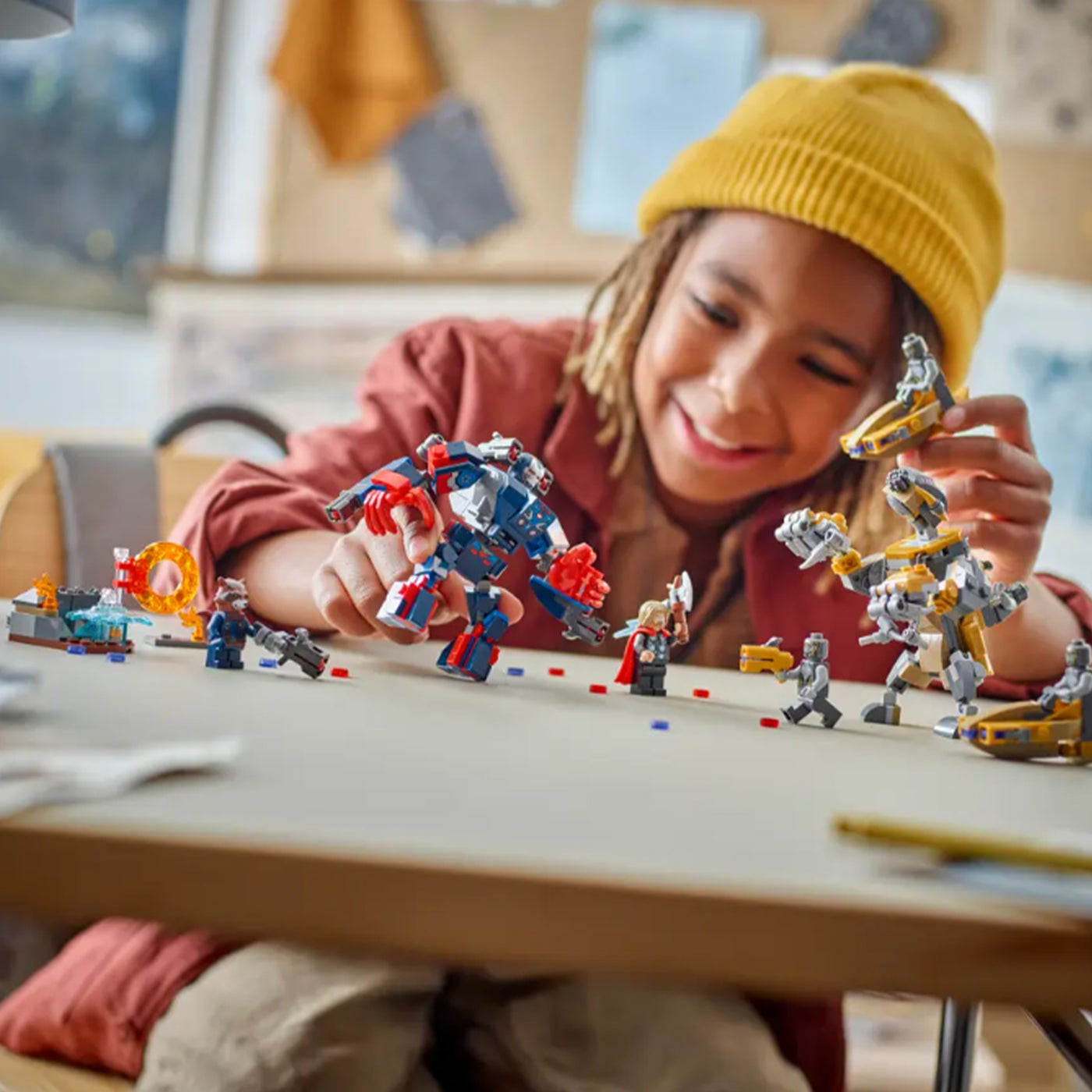 Avengers: Endgame Thor contro Chitauri fotografia bambino che gioca con il set lego costruito in ambiente domestico