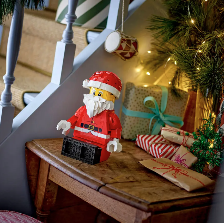Grande minifigure di Babbo Natale fotografia set lego costruito  in ambiente domestico da esposizione