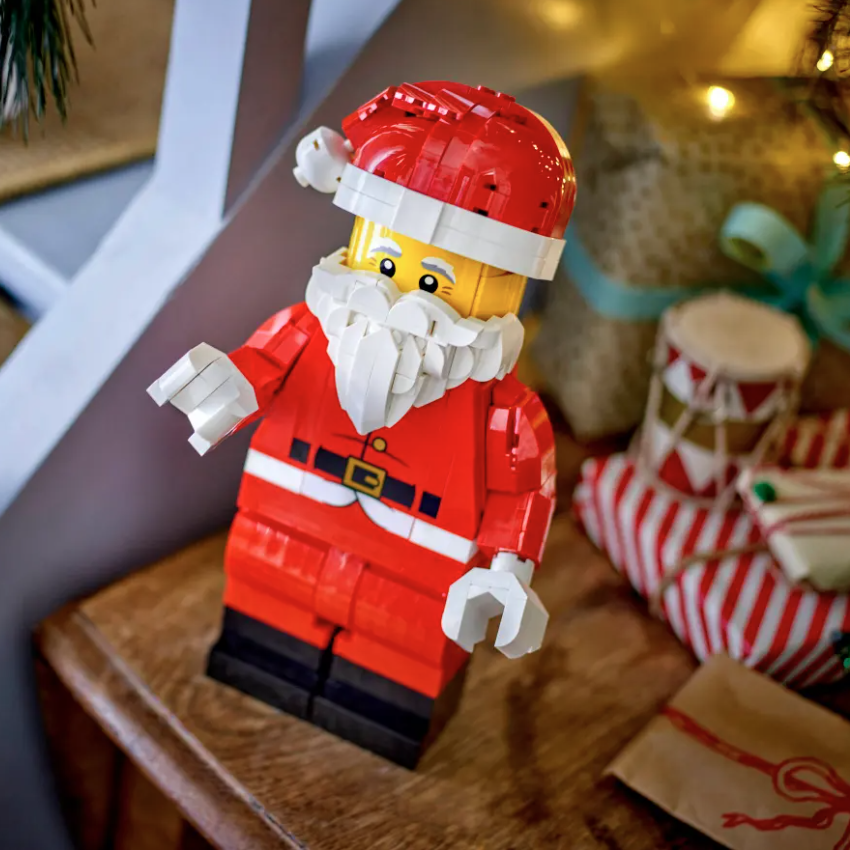 Grande minifigure di Babbo Natale fotografia del set lego costruito in ambiente domestico da esposizione