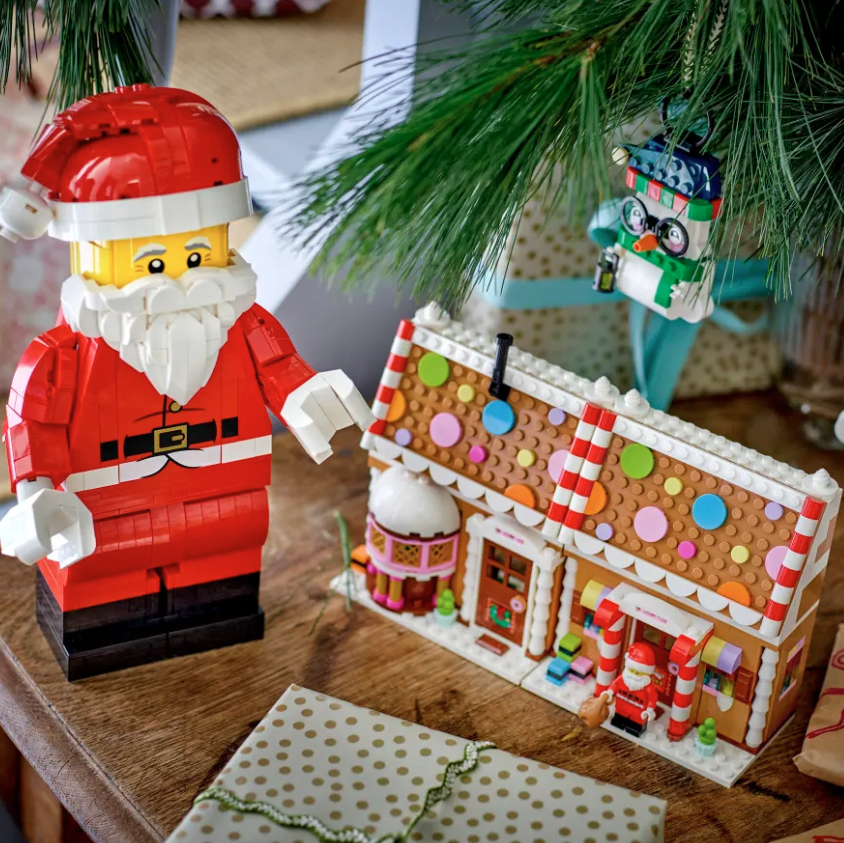 Grande minifigure di Babbo Natale fotografia del set lego costruito in ambiente domestico da esposizione